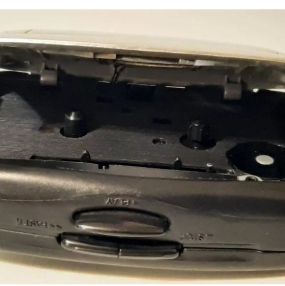 Duraband Model M820 Portable Cassette Player Tested - Picture 2 of 7